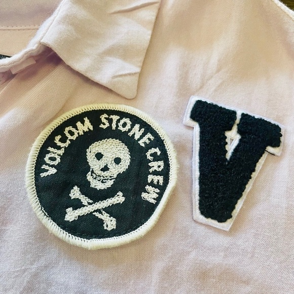 NWOT Volcom Lavender Button up camp shirt patches hi-lo - Picture 3 of 10